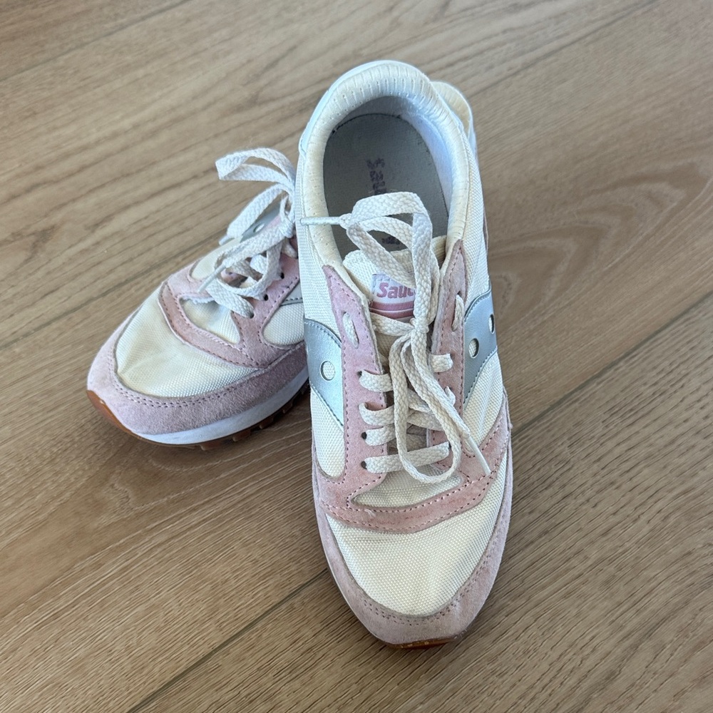 Saucony Jazz Blush and Cream and Blue Running Shoes size 8 women’s